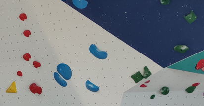 Prises escalade de bloc jaunes rouges bleues murs blancs et bleus Prises escalade de bloc jaunes rouges bleues murs blancs et bleus